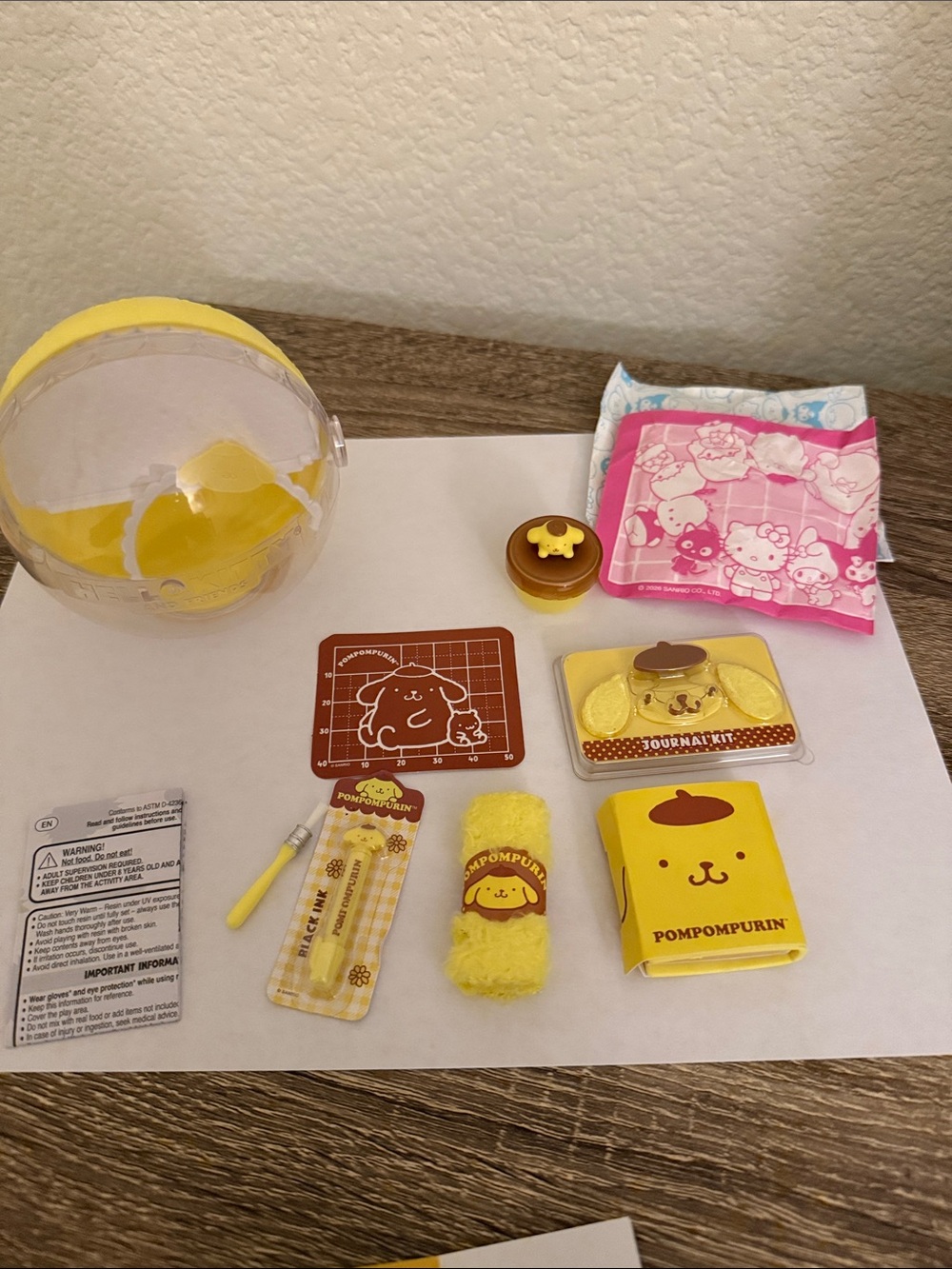 Miniverse Make It Mini 
HELLO KITTY & FRIENDS SERIES 4 pompom-purin notebook